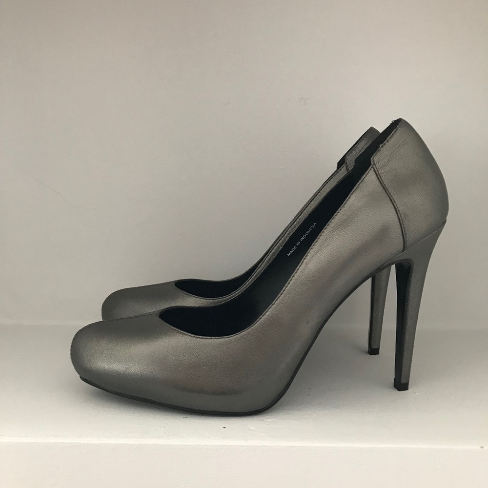 Stefanel metallic gray heels